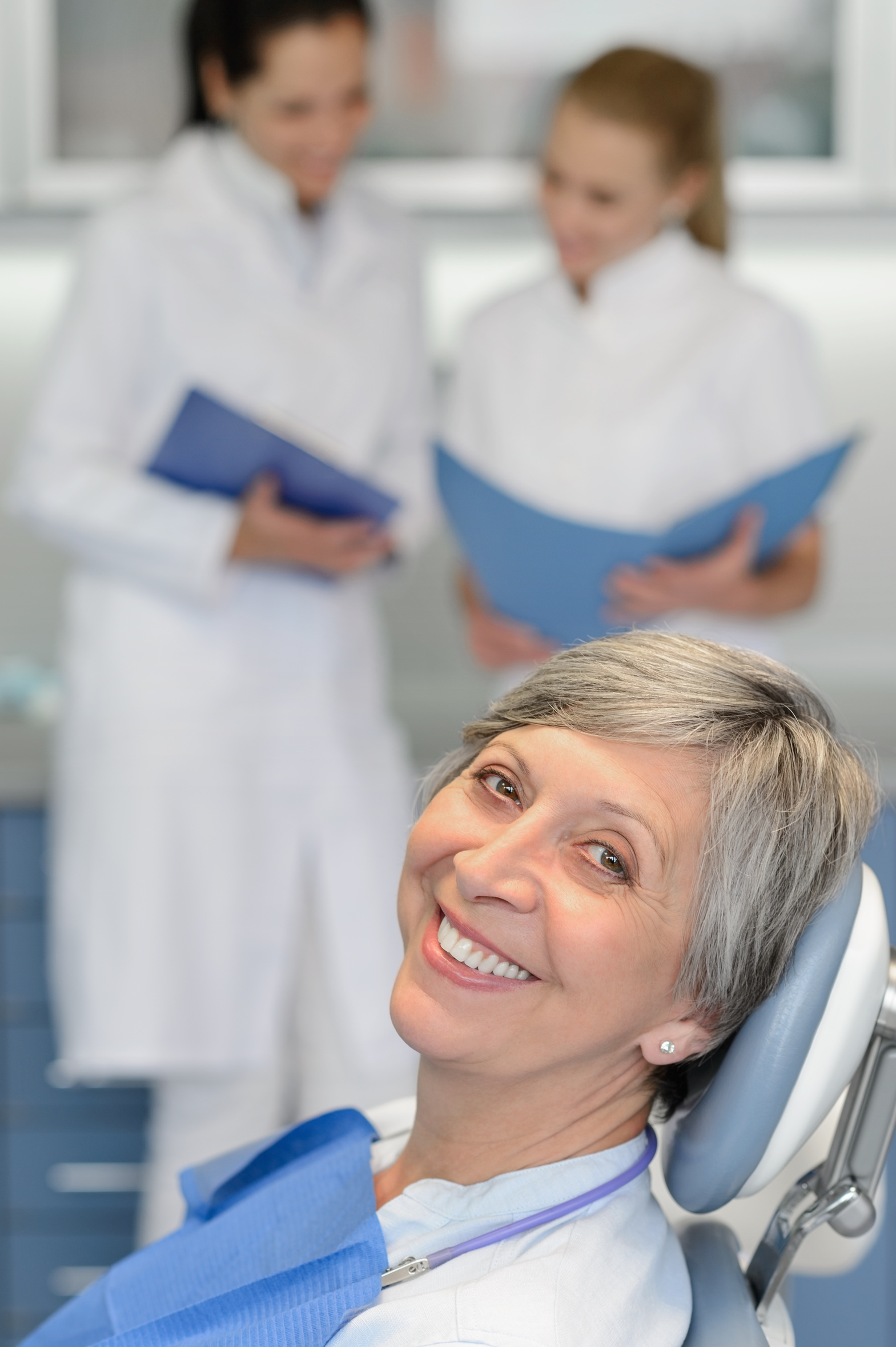 Fotolia 67482612 | Senior woman patient at dentist surgery smiling | Urheber: CandyBox Images